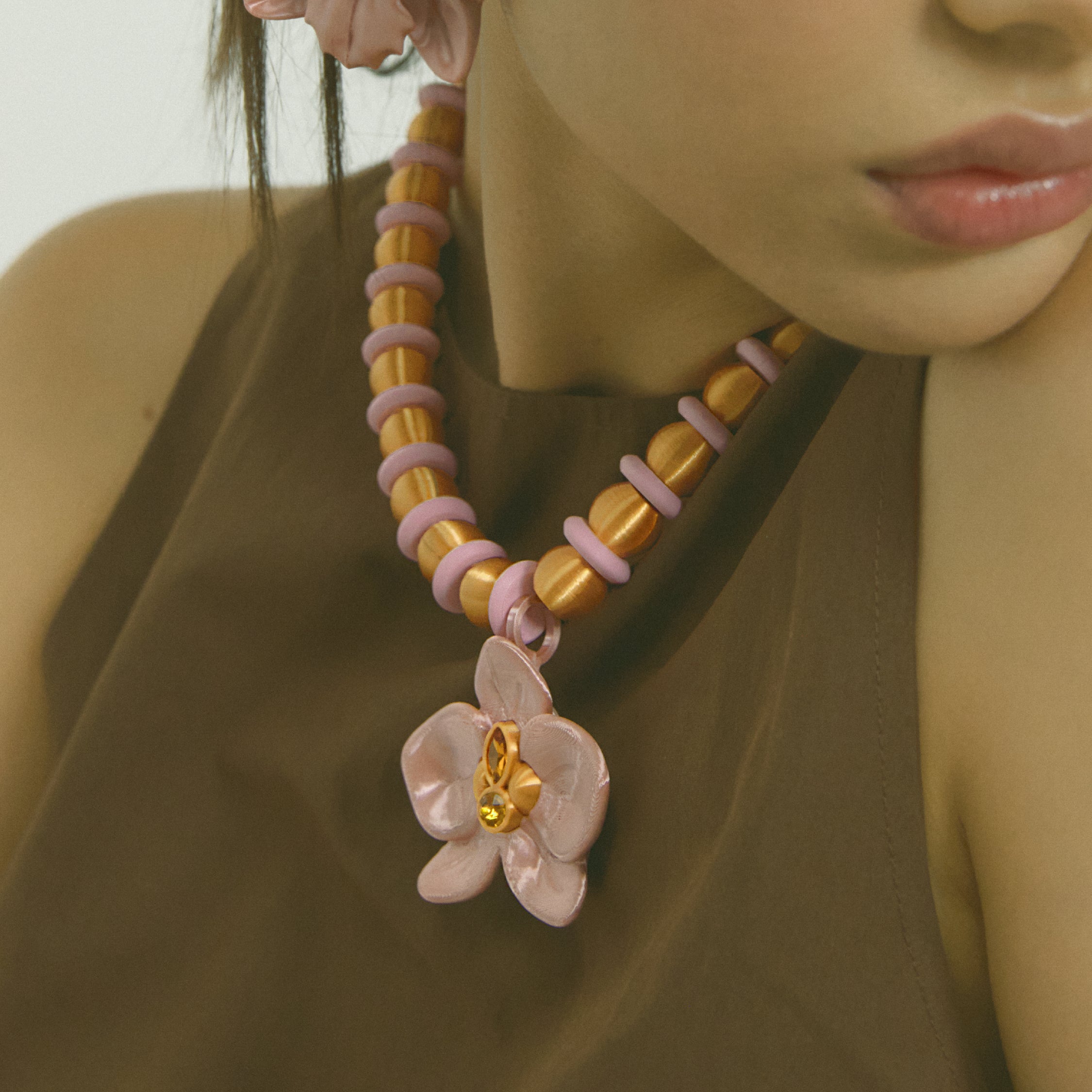CHUNKY CATTLEYA NECKLACE